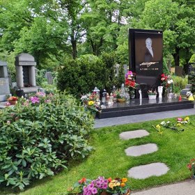 K místu, kde odpočívá, stále nosí květiny.