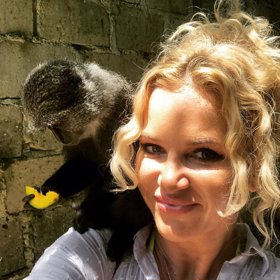 Opička Sharon si Moniku oblíbila.