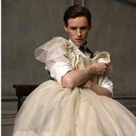 Jako Einar Wegener byla původně obsazena Nicole Kidman, ale odešla poté, co byl projekt několikrát odložen.