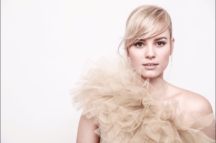 FOTO: Patricie Pagáčová se postavila před fotoaparát jako modelka. – stránka 586