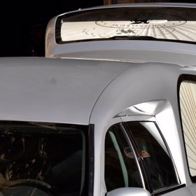 Ivana Gottová sleduje rakev svého manžela.