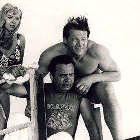 Když useknou vodníkovi nohu, hned v následujícím záběru je vidět, že kose úplně chybí kovové ostří, je tam pouze násada.