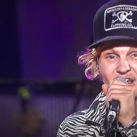 Jeho proměna je drastická.