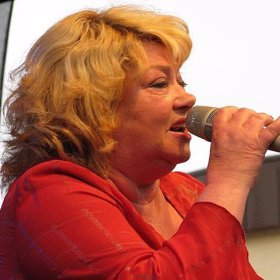 Bylo toho na ni moc.