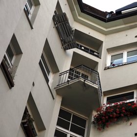 Jiří Hrzán pád z pátého patra sice přežil a sanitka ho stihla odvézt do nemocnice, ale tam o dva dny později zemřel.