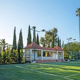 Tenisový kurt v novém sídle basketbalisty LeBrona Jamese.
