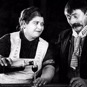 Antonie Nedošinská ve filmu Falešná kočička.