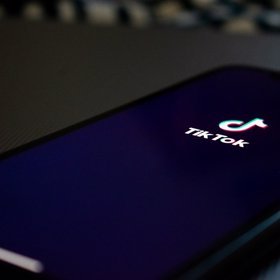 Zprávy se sexuálním obsahem na TikToku predátoři posílají i velmi malým dětem.