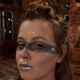 Na party se nezapomněla nalíčit.