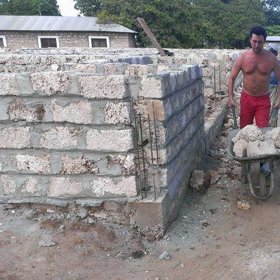 Budovatel z Piscia se v Africe činí.