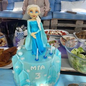 Mia dostala krásný dort.