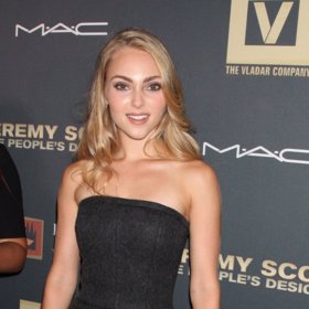 Anna Sophia Robb ztvární Stalloneho tehdejší manželku Sashu Czack.