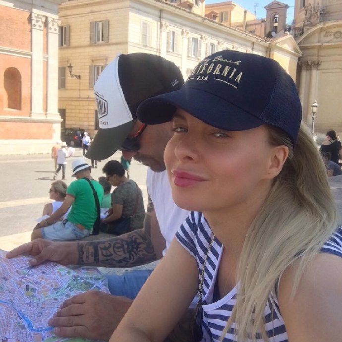 FOTO: Kateřina prý neumí číst v mapách, naštěstí má sebou Tomáše. – stránka 285