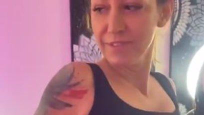 FOTO: Nad novým tetováním zatím mlží.