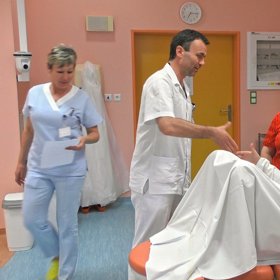 Sestřičky si budou muset poradit s paličatou rodičkou.