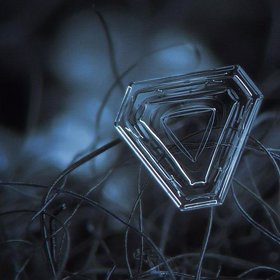 To, jakou budou mít sněhové vločky finální podobu, záleží i na síle větru, teplotě, vlhkosti a atmosférickém tlaku.