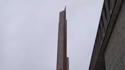 FOTO: Třicetimetrový ocelový sloup jako podstavec pro sochu stojí před budovou bývalého Federálního shromáždění v Praze.