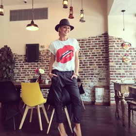 Simona s obviněním nesouhlasí a tvrdí, že má i originální fotografii, ze které byl potisk rtů vytvořen.