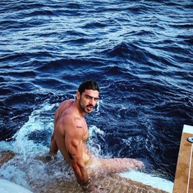 Díky filmu 365 dní se stal hvězdou.