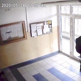 Při odchodu z domu telefonoval.