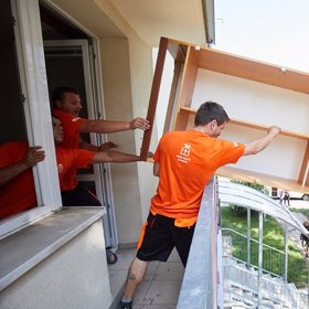 Stěhováci vždy pomohou.