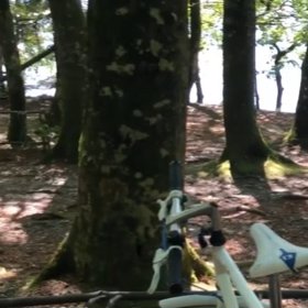 Hodně lidí jezdí na kolech. Vůbec jim nevadí nepřívětivé počasí.