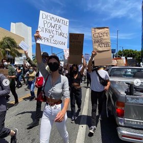 Na demostraci přišla i modelka Emily Ratajkowski.