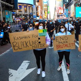 Lidé v USA demonstrují za práva černochů.