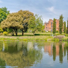 K panství patří nádherný rybník.