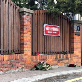 Před jeho domem se objevují první svíčky a květiny.