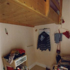 Místnost měla 6 metrů čtverečných.