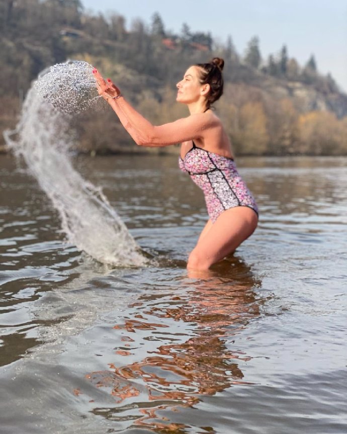 FOTO: Eva Decastelo má perfektní figuru. V poslední době hodně zhubla. – stránka 339