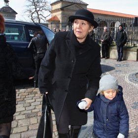 Lenka Termerová využila vhodnou příležitost a vzala na pohřeb vnučku.