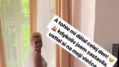 FOTO: Její pejsek jí byl nablízku.
