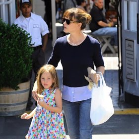 Seraphina Affleck s maminkou Jennifer Garner. Jejím otcem je známý Ben Affleck.