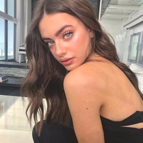 Yael Shelbia má nádherný obličej.