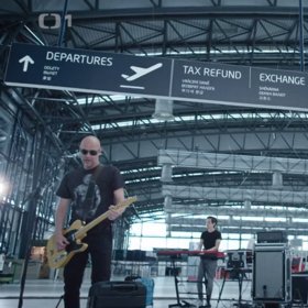 Chinaski vystoupili na prázdném letišti.