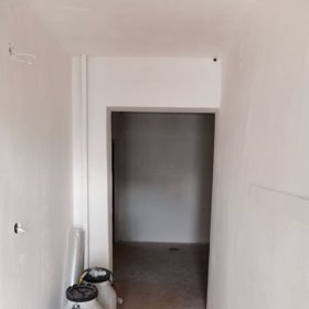 Část chodby za dveřmi je ale nově vymalovaná, člověk by ani neřekl, že k požáru došlo.