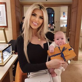 Lela vzala Lili na nákupy k Vuittonovi.