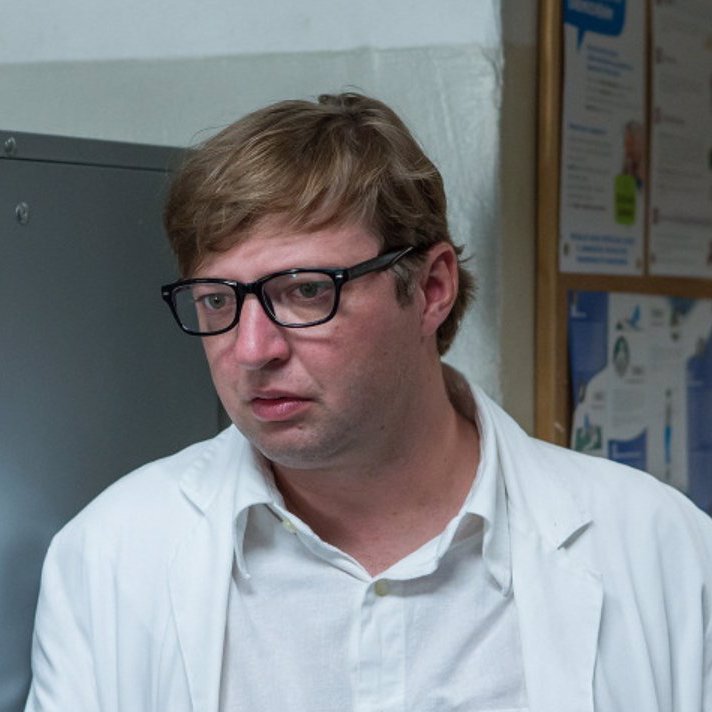 Dokáže zahrát věčně naštvaného impotentního hospodského, ale i doktora.