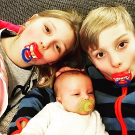 Míšina dvojčata s malou sestřičkou.