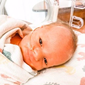 Narodila se jí holčička a dostala jméno Ava, Angela porodila ve 33. týdnu.