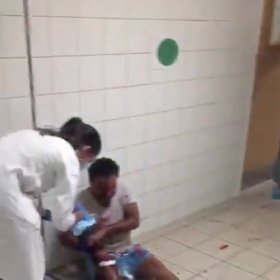 Lidé se válí v krvi.