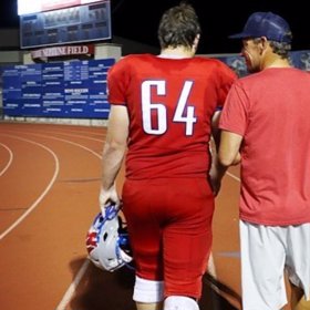 Luke Armstrong je nadaný hráč amerického fotbalu.