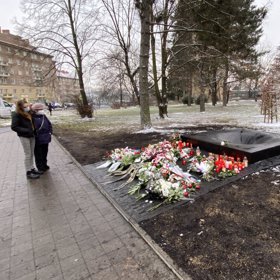 Pomník v Ostravě před nemocnicí, v níž Vitásek postřílel 7 lidí