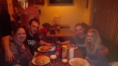 FOTO: Sabina na večeři se svým klukem a přáteli.