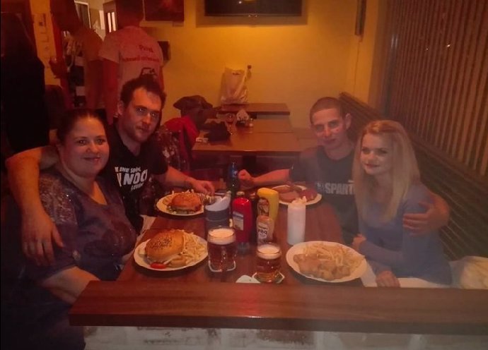 FOTO: Sabina na večeři se svým klukem a přáteli. – stránka 2245