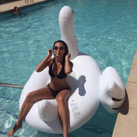 Monika v plavkách je fakt sexy!