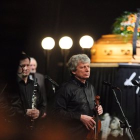 Řada umělců držela u rakve Munzara čestnou stráž.