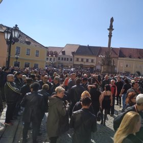 Záplavy osob se do kostela ani nevešly.